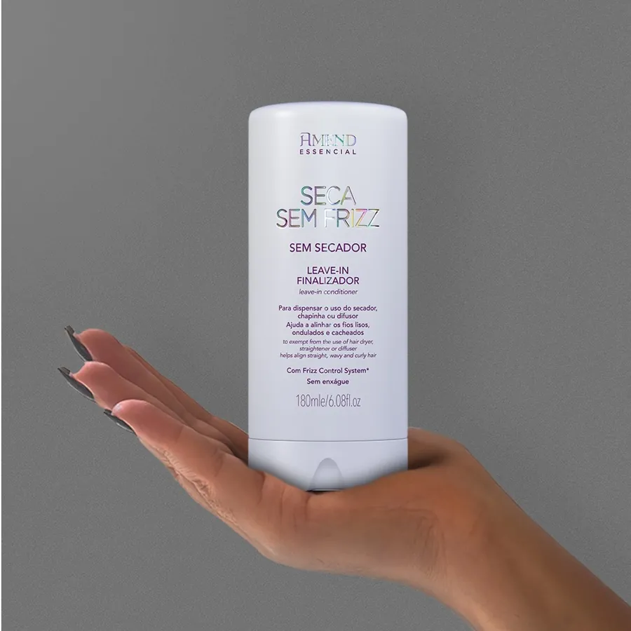 Frasco do Seca Sem Frizz na mão, 180 ml